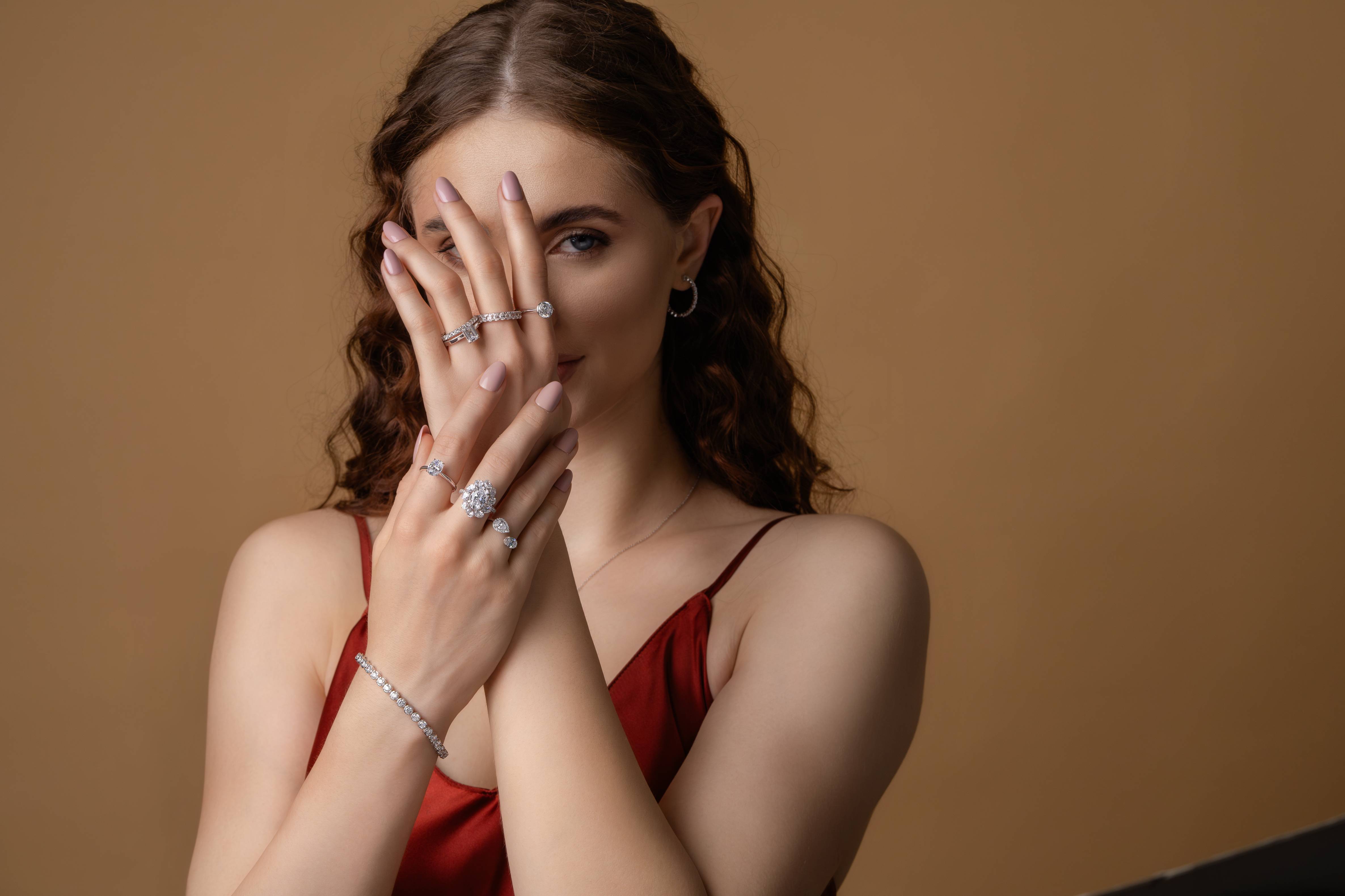 How to Choose Lightweight Jewelry: Find the Right Fit